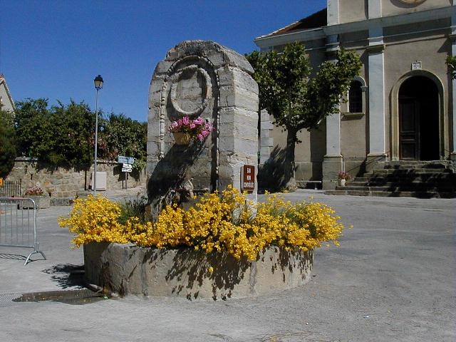 Fontaine Ladoucette sur la place de l'église